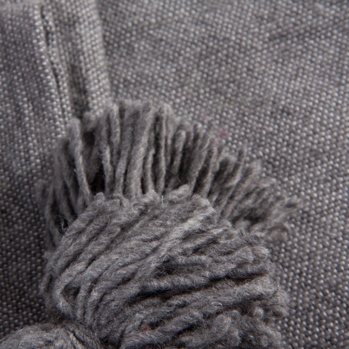 Grafitowy pled bawełniany. Ręcznie tkana narzuta w kolorze ciemnoszarym z chwostami. Nowoczesny dodatek do wnętrz loftowych i skandynawskich. (2)