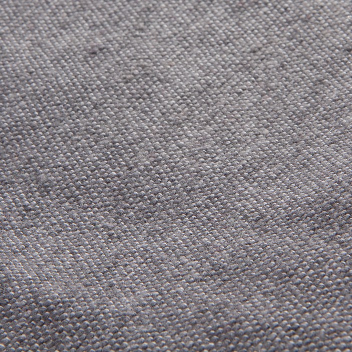 Grafitowy pled bawełniany. Ręcznie tkana narzuta w kolorze ciemnoszarym z chwostami. Nowoczesny dodatek do wnętrz loftowych i skandynawskich. (3)