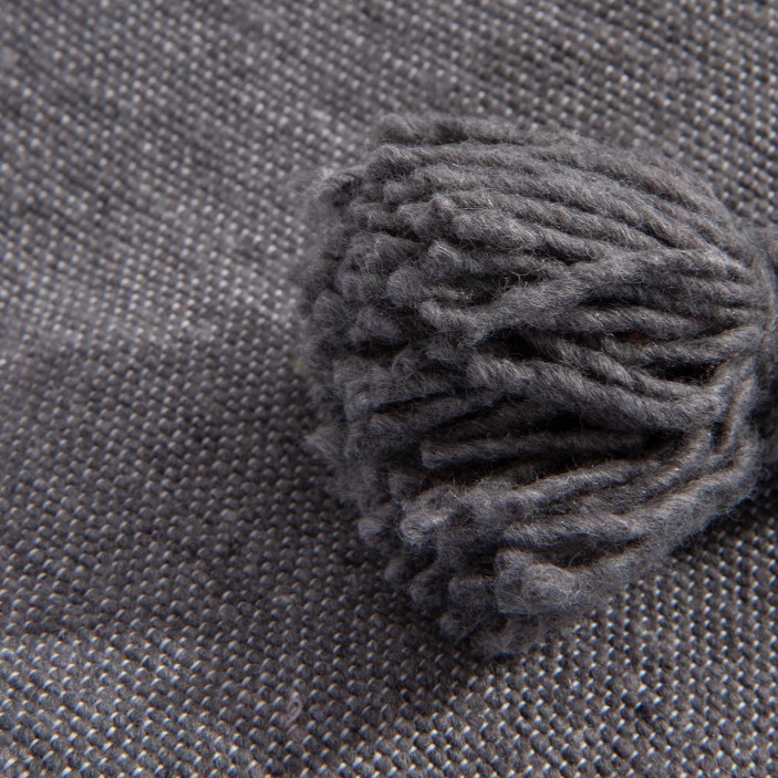 Grafitowy pled bawełniany. Ręcznie tkana narzuta w kolorze ciemnoszarym z chwostami. Nowoczesny dodatek do wnętrz loftowych i skandynawskich. (5)