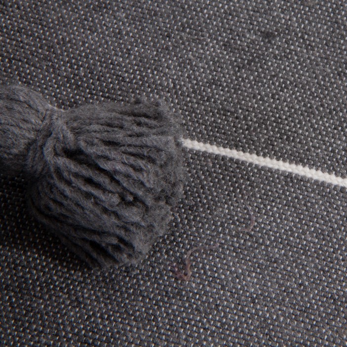 Grafitowy pled bawełniany w paski. Ręcznie tkana narzuta z chwostami. Nowoczesny dodatek w stylu skandynawskim i loft. (2)