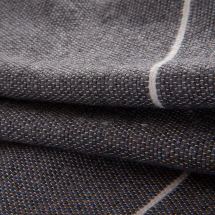 Grafitowy pled bawełniany w paski. Ręcznie tkana narzuta z chwostami. Nowoczesny dodatek w stylu skandynawskim i loft. (3)