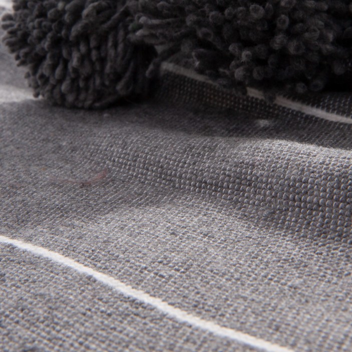 Grafitowy pled bawełniany w paski. Ręcznie tkana narzuta z chwostami. Nowoczesny dodatek w stylu skandynawskim i loft. (5)