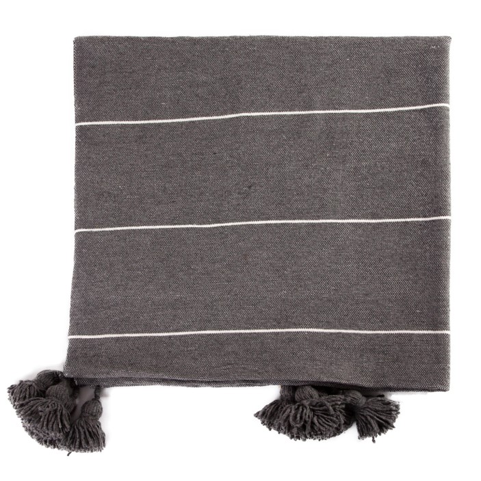 Długi pled bawełniany w kolorze grafitowym w paski. Ręcznie tkana narzuta z chwostami. Stylowy bieżnik na łóżko i sofę. (1)