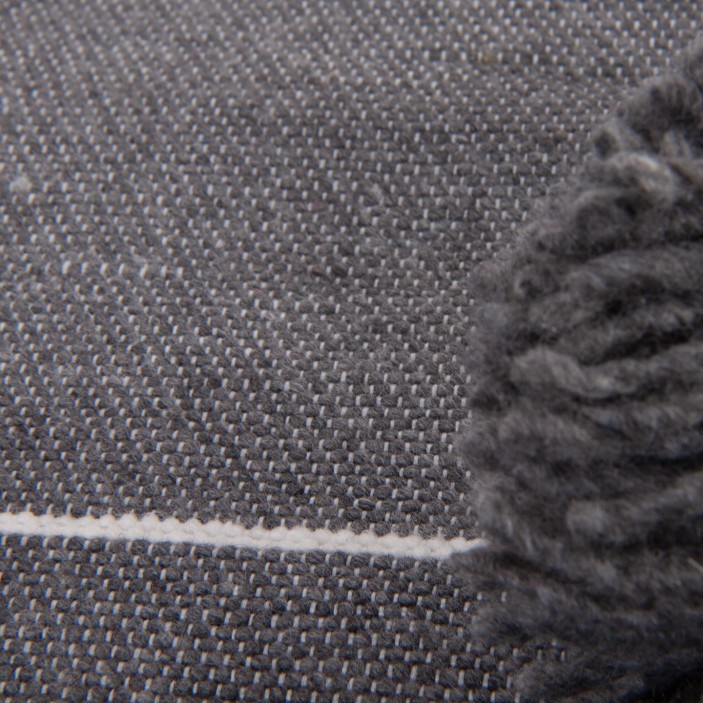 Długi pled bawełniany w kolorze grafitowym w paski. Ręcznie tkana narzuta z chwostami. Stylowy bieżnik na łóżko i sofę. (4)