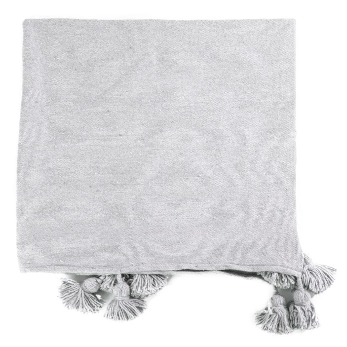 Szary pled bawełniany. Ręcznie tkana narzuta w kolorze popielatym z chwostami. Uniwersalny dodatek w stylu skandynawskim. (1)