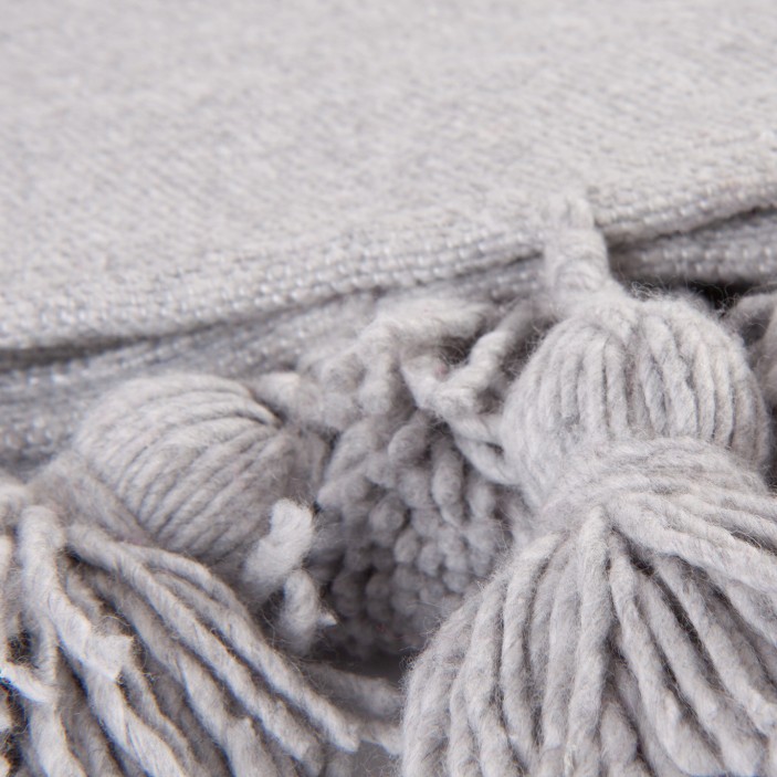 Szary pled bawełniany. Ręcznie tkana narzuta w kolorze popielatym z chwostami. Uniwersalny dodatek w stylu skandynawskim. (2)