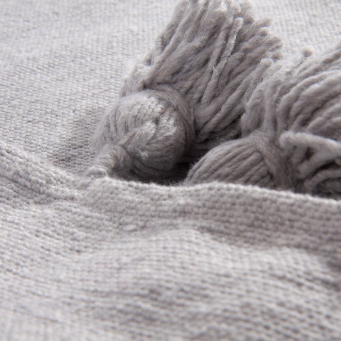 Szary pled bawełniany. Ręcznie tkana narzuta w kolorze popielatym z chwostami. Uniwersalny dodatek w stylu skandynawskim. (4)