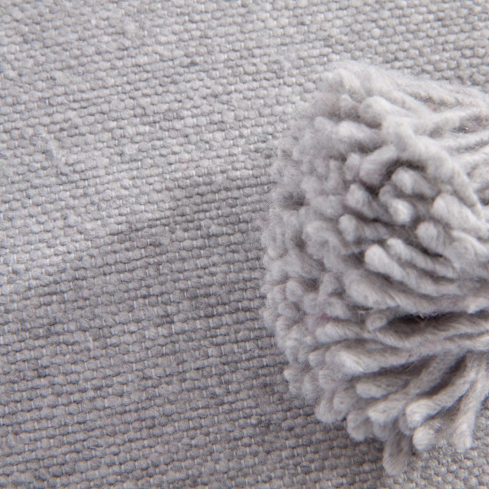 Szary pled bawełniany. Ręcznie tkana narzuta w kolorze popielatym z chwostami. Uniwersalny dodatek w stylu skandynawskim. (5)