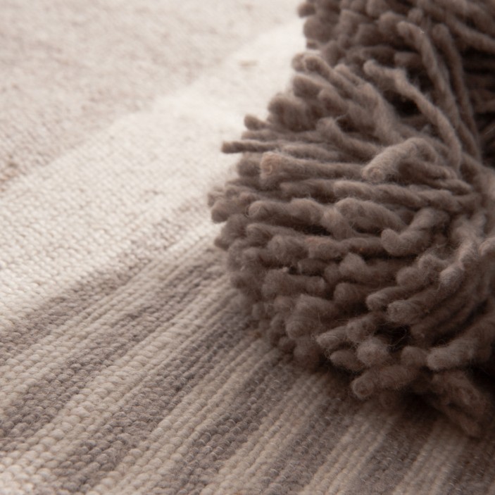 Duża beżowa narzuta na łóżko. Bawełniany pled XXL w paski z frędzlami. Idealne nakrycie na duże łóżko małżeńskie w stylu boho. (5)