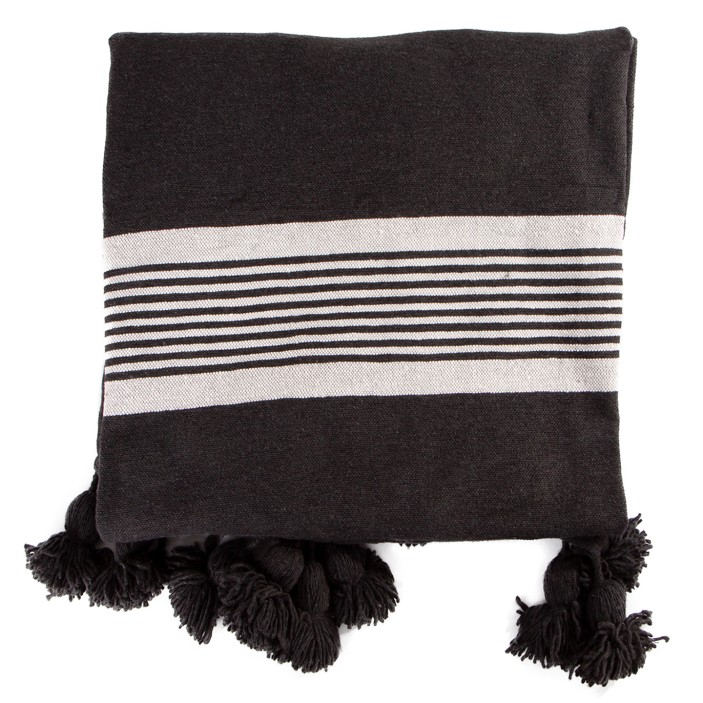 Czarna narzuta w białe paski. Bawełniany pled ręcznie tkany. Nowoczesny dodatek w stylu skandynawskim i loft. (1)