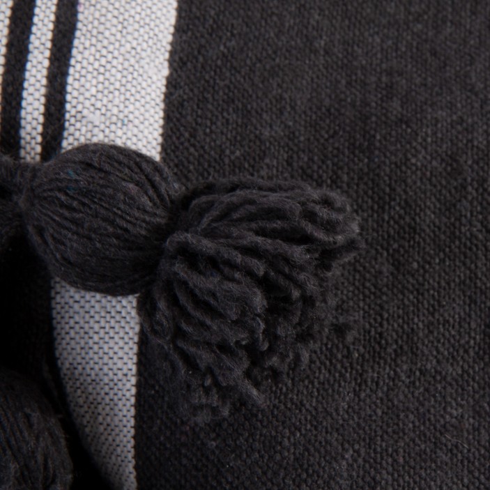 Czarna narzuta w białe paski. Bawełniany pled ręcznie tkany. Nowoczesny dodatek w stylu skandynawskim i loft. (2)