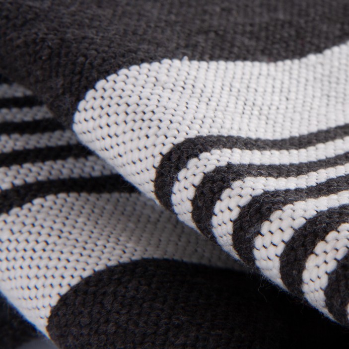 Czarna narzuta w białe paski. Bawełniany pled ręcznie tkany. Nowoczesny dodatek w stylu skandynawskim i loft. (3)