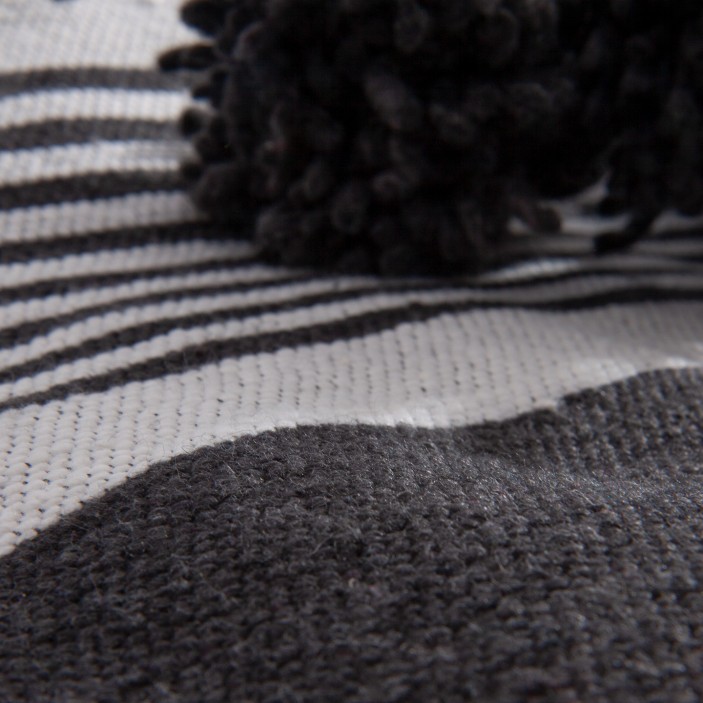 Czarna narzuta w białe paski. Bawełniany pled ręcznie tkany. Nowoczesny dodatek w stylu skandynawskim i loft. (4)