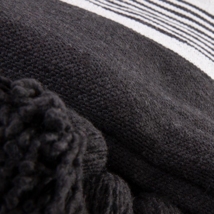 Czarna narzuta w białe paski. Bawełniany pled ręcznie tkany. Nowoczesny dodatek w stylu skandynawskim i loft. (5)
