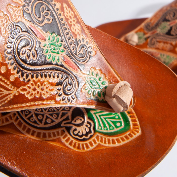 Skórzane japonki z ręcznie tłoczonym wzorem. Styl boho, wygodne na lato. Skóra naturalna, podeszwa inna. (5)