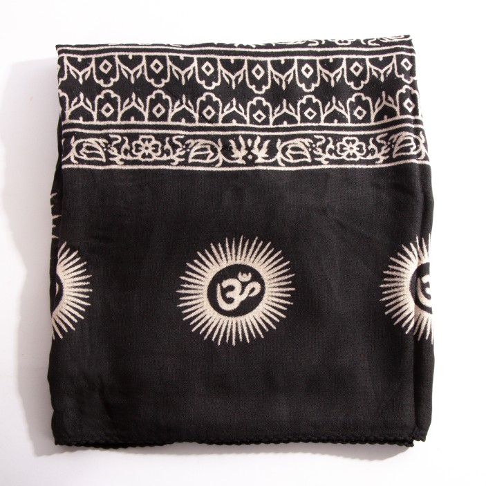 Czarna chusta z rayonu 182×98 cm z jasnym wzorem Om i ornamentami. Lekka, miękka, łatwa do wiązania i stylizacji. (1)