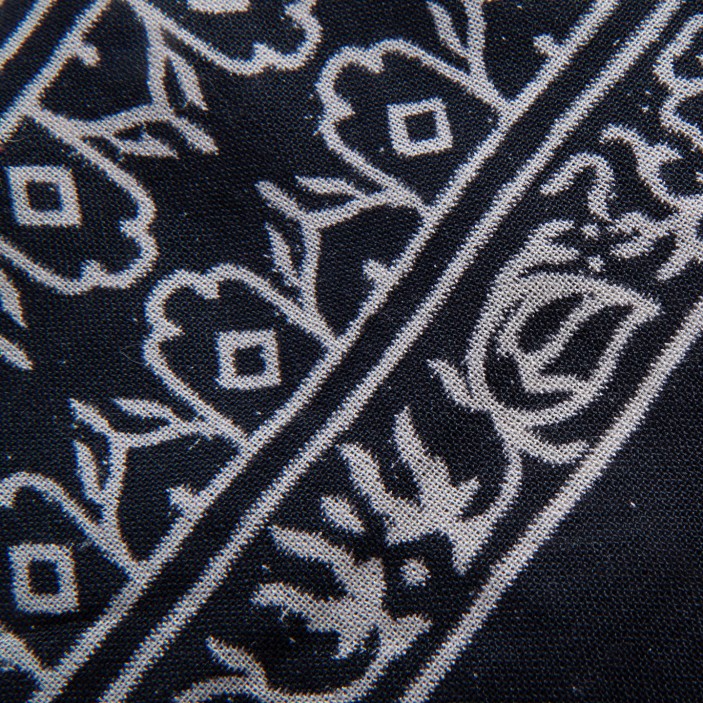 Czarna chusta z rayonu 182×98 cm z jasnym wzorem Om i ornamentami. Lekka, miękka, łatwa do wiązania i stylizacji. (3)