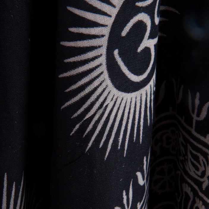 Czarna chusta z rayonu 182×98 cm z jasnym wzorem Om i ornamentami. Lekka, miękka, łatwa do wiązania i stylizacji. (4)