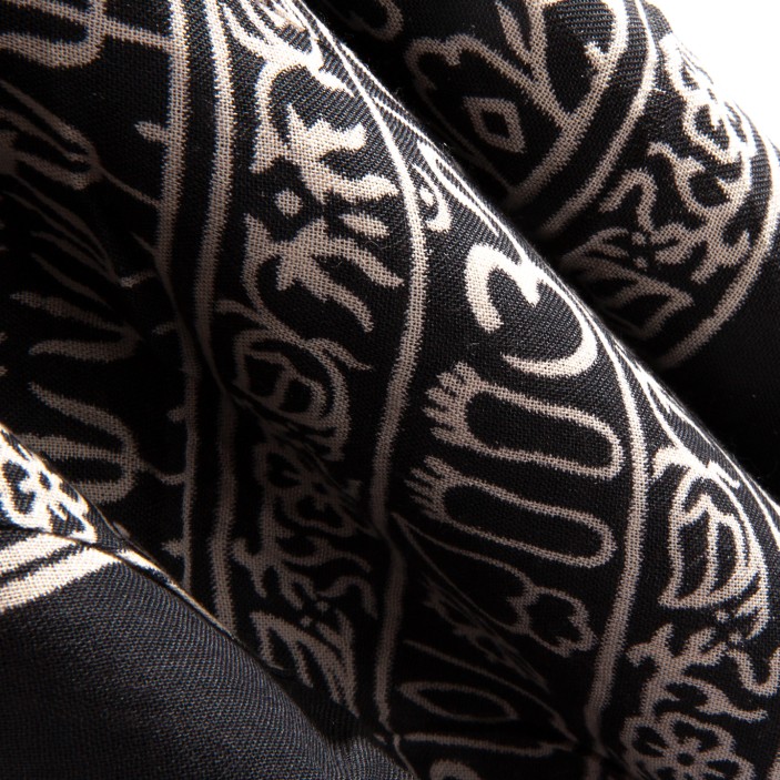 Czarna chusta z rayonu 182×98 cm z jasnym wzorem Om i ornamentami. Lekka, miękka, łatwa do wiązania i stylizacji. (6)