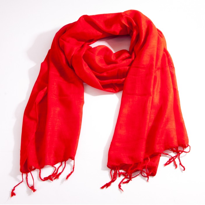 Czerwona chusta 188×68 cm z frędzlami. Lekka, półtransparentna, gładka w kolorze, idealna jako szal lub okrycie na ramiona (2)