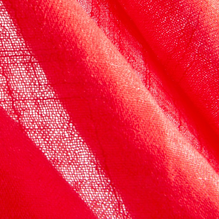 Czerwona chusta 188×68 cm z frędzlami. Lekka, półtransparentna, gładka w kolorze, idealna jako szal lub okrycie na ramiona (5)