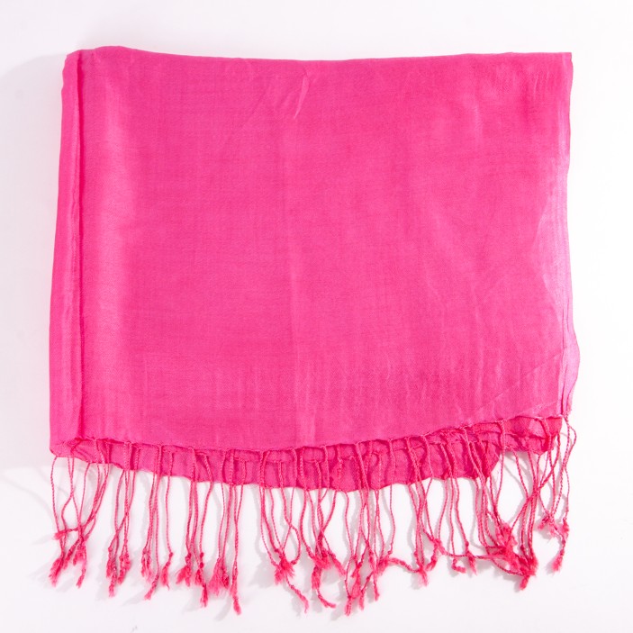 Różowa chusta 202×68 cm (+/-3) z frędzlami. Gładka, z delikatnym połyskiem, idealna jako szal na co dzień i na wyjścia. (1)