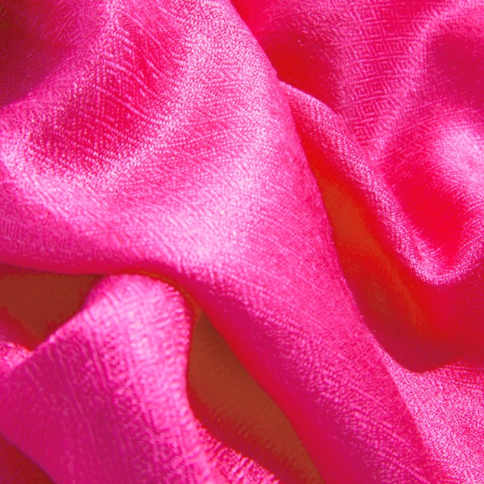 Różowa chusta 202×68 cm (+/-3) z frędzlami. Gładka, z delikatnym połyskiem, idealna jako szal na co dzień i na wyjścia. (3)