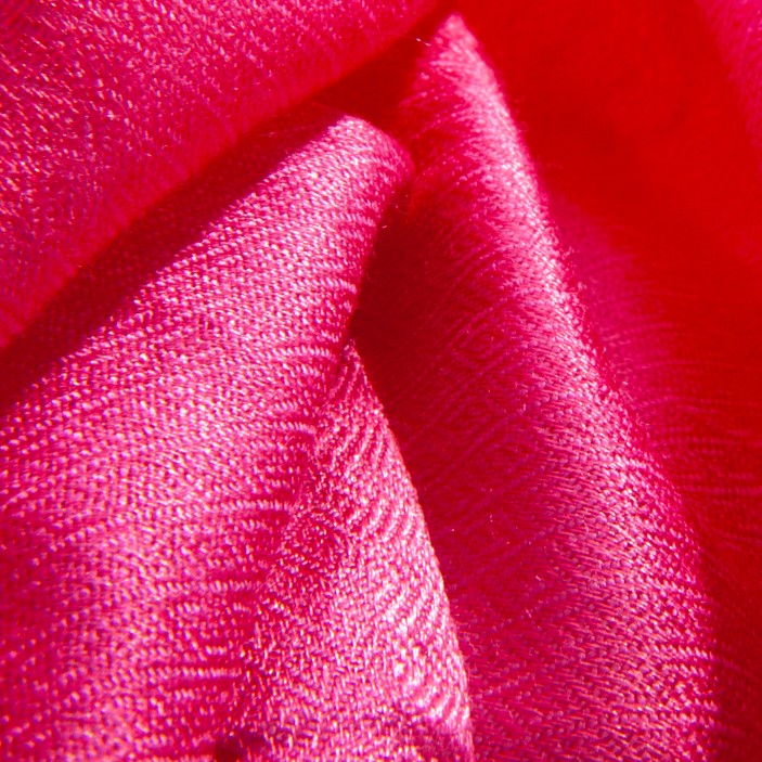 Różowa chusta 202×68 cm (+/-3) z frędzlami. Gładka, z delikatnym połyskiem, idealna jako szal na co dzień i na wyjścia. (5)