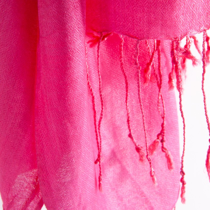 Różowa chusta 202×68 cm (+/-3) z frędzlami. Gładka, z delikatnym połyskiem, idealna jako szal na co dzień i na wyjścia. (6)
