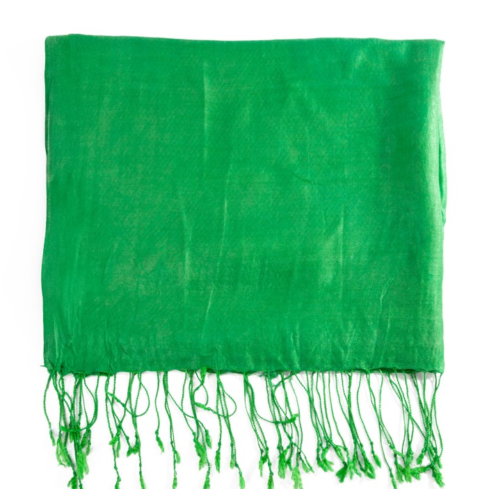 Zielona chusta 202×68 cm (+/-3) z frędzlami. Gładka, z delikatnym połyskiem, idealna jako szal na co dzień i na wyjścia. (1)