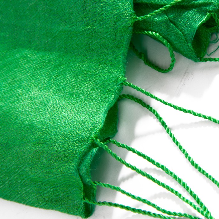 Zielona chusta 202×68 cm (+/-3) z frędzlami. Gładka, z delikatnym połyskiem, idealna jako szal na co dzień i na wyjścia. (4)