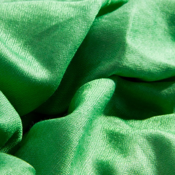 Zielona chusta 202×68 cm (+/-3) z frędzlami. Gładka, z delikatnym połyskiem, idealna jako szal na co dzień i na wyjścia. (5)