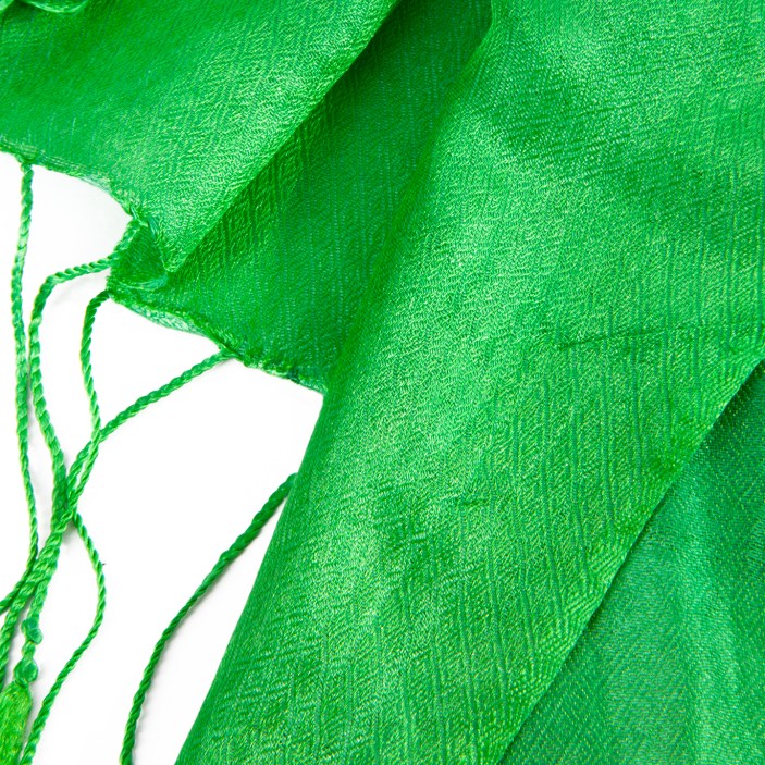 Zielona chusta 202×68 cm (+/-3) z frędzlami. Gładka, z delikatnym połyskiem, idealna jako szal na co dzień i na wyjścia. (6)