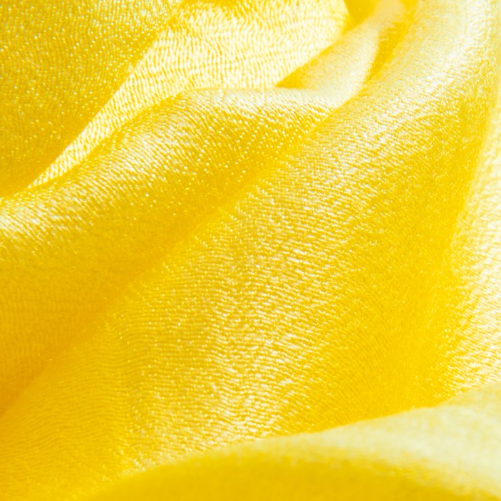 Żółta chusta 212×70 cm (+/-3) z frędzlami. Gładka, z delikatnym połyskiem, idealna jako szal na co dzień i na wyjścia. (5)