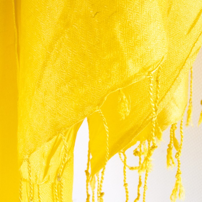Żółta chusta 212×70 cm (+/-3) z frędzlami. Gładka, z delikatnym połyskiem, idealna jako szal na co dzień i na wyjścia. (6)