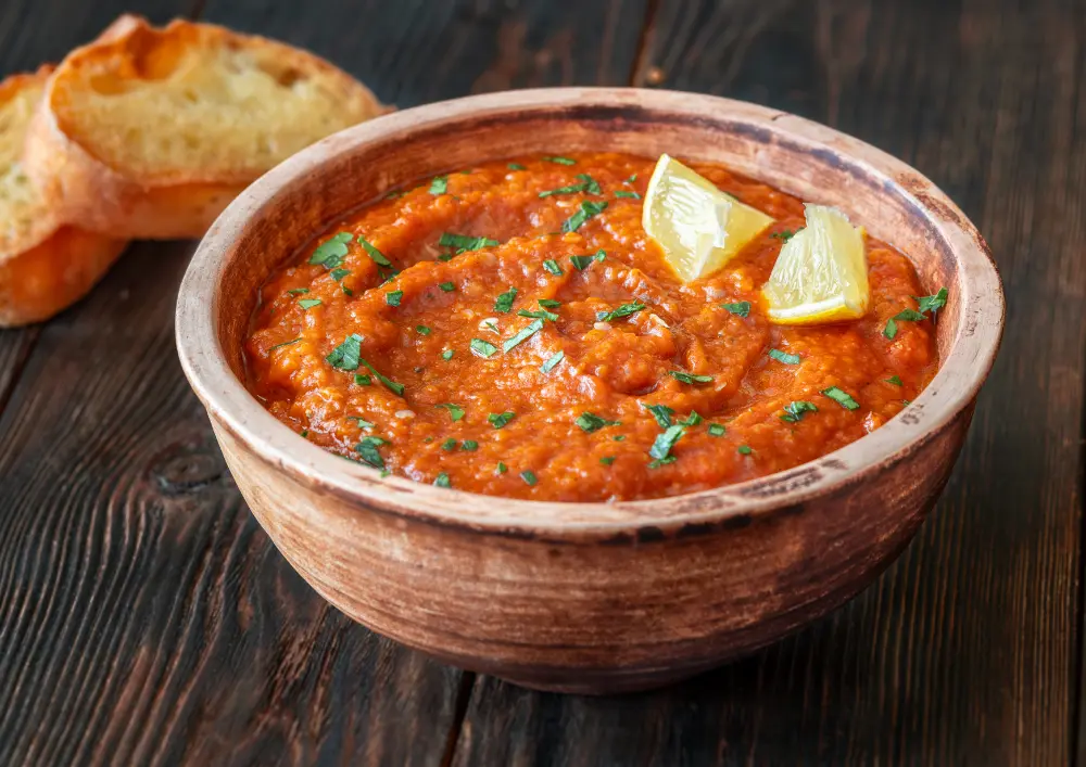 Aromatyczna marokańska sałatka z bakłażana – poznaj Zaalouk