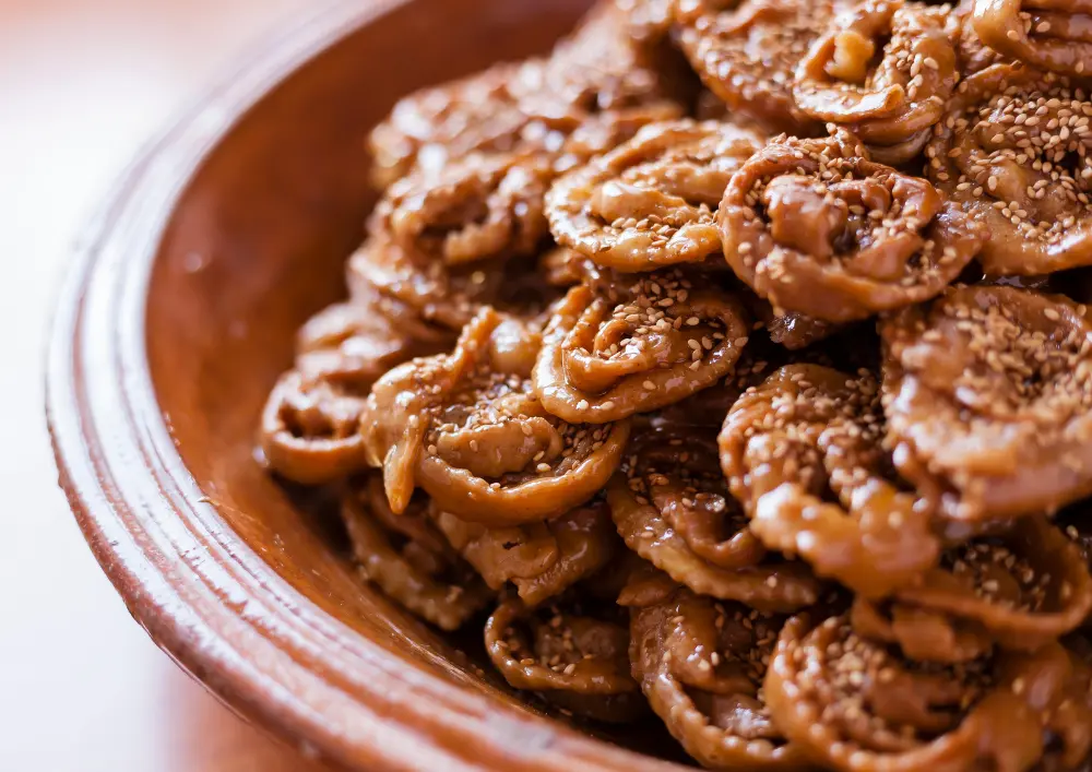 Tradycyjne marokańskie ciasteczka na Ramadan - przepis na chebakię