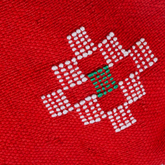 Marokańska poszewka dekoracyjna z jedwabnej sabry czerwna z zielonym etnicznym wzorem|| Maroko Sklep (4)