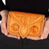 Obrazek dla: Ręcznie robiona miodowa portmonetka skórzana z tłoczonymi motywami wielbłądów. Marokańskie rzemiosło, praktyczne kieszenie, unikatowy design.