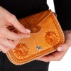 mini: Ręcznie robiona miodowa portmonetka skórzana z tłoczonymi motywami wielbłądów. Marokańskie rzemiosło, praktyczne kieszenie, unikatowy design. (5)