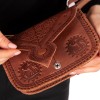 mini: Ręcznie wykonana brązowa torebka z naturalnej skóry zdobiona tłoczeniami wielbłądów. Trójkątna klapa, rzemieślnicze wykończenie, idealny prezent. (5)