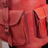 mini: Czerwony plecak z naturalnej skóry wykonany ręcznie w Maroku. Kompaktowe wymiary 30×20×10 cm, cztery kieszenie, minimalistyczny design. (4)