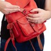 mini: Czerwony plecak z naturalnej skóry wykonany ręcznie w Maroku. Kompaktowe wymiary 30×20×10 cm, cztery kieszenie, minimalistyczny design. (6)
