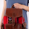 mini: Brązowy plecak z naturalnej skóry z wełnianym etnicznym wzorem. Ręcznie wykonany w Maroku, cztery kieszenie (3)