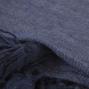 mini: Ręcznie tkany pled bawełniany w kolorze indygo. Granatowa narzuta z chwostami. Klasyczny koc w stylu denim do sypialni i salonu. (2)
