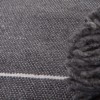 mini: Grafitowy pled bawełniany w paski. Ręcznie tkana narzuta z chwostami. Nowoczesny dodatek w stylu skandynawskim i loft. (4)