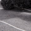 mini: Grafitowy pled bawełniany w paski. Ręcznie tkana narzuta z chwostami. Nowoczesny dodatek w stylu skandynawskim i loft. (5)