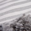 mini: Biało-szary pled bawełniany w pasy. Ręcznie tkana narzuta w stylu marynistycznym z chwostami. Idealny dodatek do wnętrz Hampton i na plażę. (3)