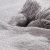 mini: Szary pled bawełniany. Ręcznie tkana narzuta w kolorze popielatym z chwostami. Uniwersalny dodatek w stylu skandynawskim. (4)