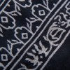 mini: Czarna chusta z rayonu 182×98 cm z jasnym wzorem Om i ornamentami. Lekka, miękka, łatwa do wiązania i stylizacji. (3)
